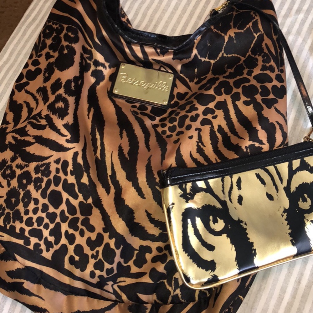 🐯 Cheetah/black reversible Betsy Johnson purse🐯